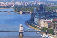 Ungarn, Budapest, Blick auf die Kettenbrücke und das Parlamentsgebäude