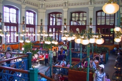 Ungarn, Budapest, Im Westbahnhof, Der schönste McDonald der Welt im ehemaligen Wartesaal der königlichen Familie