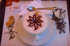 Ungarn, Budapest, Im Westbahnhof, Cappuccino im schönsten McDonald der Welt
