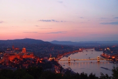 Ungarn, Budapest, Blick auf die Kettenbrücke und den Burgpalast bei Nacht