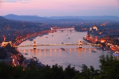 Ungarn, Budapest, Blick auf die Kettenbrücke und das Parlamentsgebäude bei Nacht