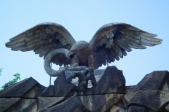 Potsdam, Felsentor zum Nordischen Garten, Adler mit Schlange