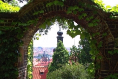 Tschechische Republik, Prag, Blick durch einen Torbogen vom Hradschin