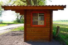 Cuxland, Stinstedt, April 2024, Neues Rasthäuschen mit Insektenhotel Falkenstraße