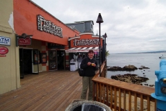 USA, Kalifornien, Monterey, Wir genießen einen Becher Muschelsuppe