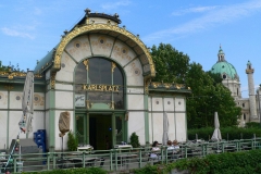 Wien, Karlsplatz, Jugendstil Stadtbahnstation, im Hintergrund die Karlskirche