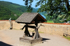 Burg Prunn, Altmühltal, Bayern, Innenhof mit Ziehbrunnen