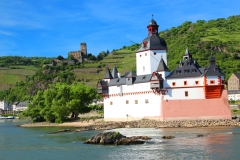 Burg Pfalzgrafenstein mit Burg Gutenfels im Hintergrund, Kaub, Rheinland-Pfalz