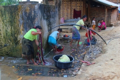 Laos, Hmong und Khmu, Am Brunnen