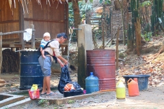Laos, Hmong und Khmu, Am Brunnen