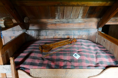 Nordisland, Museumshof Glaumbaer, Die Bettstube, Das Bettkantenbrett " rumfjöl" war mit einem Gebet versehen und  hielt das Bettzeug stramm und ordentlich