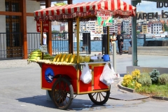 Istanbul, Verkaufswagen mit gelben Maiskolben am Fähranleger