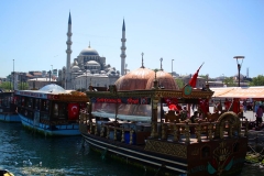 Istanbul, Blick von den Imbiss-Fischerbooten auf die Rüstem-Pascha-Moschee