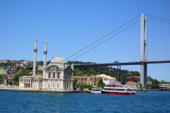 Istanbul, Ortaköy-Moschee unter der Bosporus-Brücke