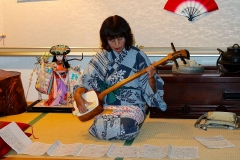 Japan, Kawaguchiko, Musikvorführung unserer Reiseleiterin im Ryokan