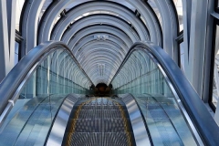 Japan, Osaka, Rolltreppe im Umeda Sky Building