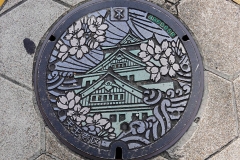 Japan, Osaka, Kanaldeckel mit der Burg Osaka