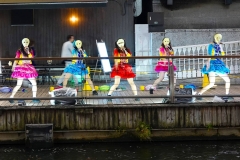 Japan, Osaka, Dotonbori, Gesangsgruppe am Kanal