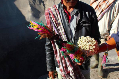 Java, Vulkan Mount Bromo, Blumensträuße als Opfergabe an die Vulkangötter
