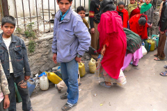 Nepal, Kathmandu, Anstellen an einer Leine für Petroleumkauf