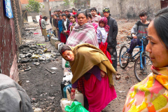 Nepal, Kathmandu, Anstellen an einer Leine für Petroleumkauf