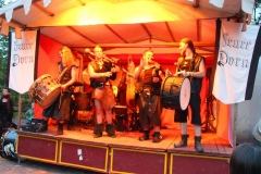 Leipzig, Wave-Gotik-Treffen 2015, Feuerdorn auf dem Dach der Moritz Bastei