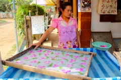 Laos, Xang Khong Posa Village, traditionelle Papierherstellung