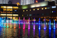 Malaysia, Kuala Lumpur,  Wasserspiele vor den Petronas Twin Towers