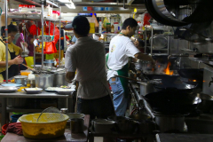 Malaysia, Kuala Lumpur,  Jalan Alor Food Street, Hektik in der Küche