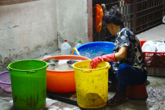 Malaysia, Kuala Lumpur,  Jalan Alor Food Street, Abwasch draußen hinter der Küche