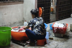 Malaysia, Kuala Lumpur,  Jalan Alor Food Street, Abwasch draußen hinter der Küche