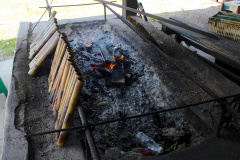 Malaysia, Kuantan, Zubereitung von Lemang im Bambusrohr