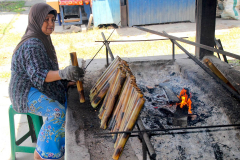 Malaysia, Kuantan, Zubereitung von Lemang im Bambusrohr