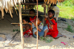 Malaysia, Taman Negara, Einheimischendorf, Die Kinder üben sich im Blasrohrschießen