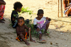 Malaysia, Taman Negara, Einheimischendorf, Die Kinder üben sich im Blasrohrschießen