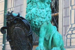 München, Löwe vor der Residenz mit Glücksschnauze