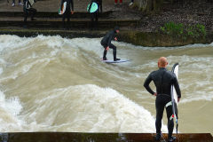 München, Englischer Garten, Surfer an der Eisbachwelle
