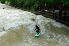 München, Englischer Garten, Surfer an der Eisbachwelle