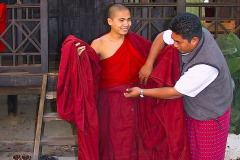 Myanmar, Amarapura, Maha Gandayon Kloster, Anlegen eines Gewandes