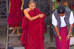 Myanmar, Amarapura, Maha Gandayon Kloster, Anlegen eines Gewandes