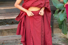 Myanmar, Amarapura, Maha Gandayon Kloster, Anlegen eines Gewandes