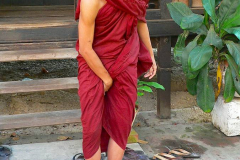 Myanmar, Amarapura, Maha Gandayon Kloster, Anlegen eines Gewandes