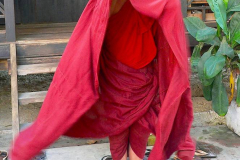 Myanmar, Amarapura, Maha Gandayon Kloster, Anlegen eines Gewandes