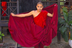Myanmar, Amarapura, Maha Gandayon Kloster, Anlegen eines Gewandes
