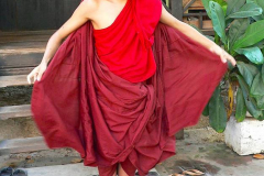 Myanmar, Amarapura, Maha Gandayon Kloster, Anlegen eines Gewandes