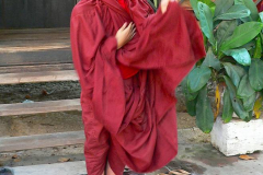 Myanmar, Amarapura, Maha Gandayon Kloster, Anlegen eines Gewandes