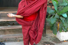 Myanmar, Amarapura, Maha Gandayon Kloster, Anlegen eines Gewandes