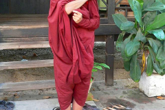 Myanmar, Amarapura, Maha Gandayon Kloster, Anlegen eines Gewandes