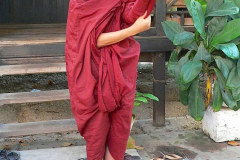 Myanmar, Amarapura, Maha Gandayon Kloster, Anlegen eines Gewandes