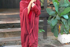 Myanmar, Amarapura, Maha Gandayon Kloster, Anlegen eines Gewandes